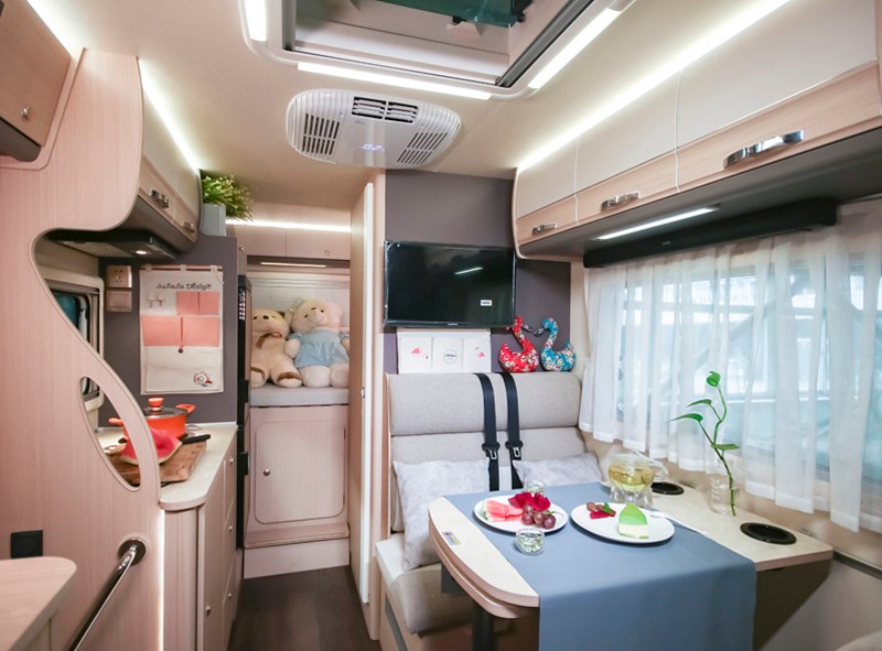 喜歡自駕游，不知道怎么選房車，看看這款四驅(qū)房車
