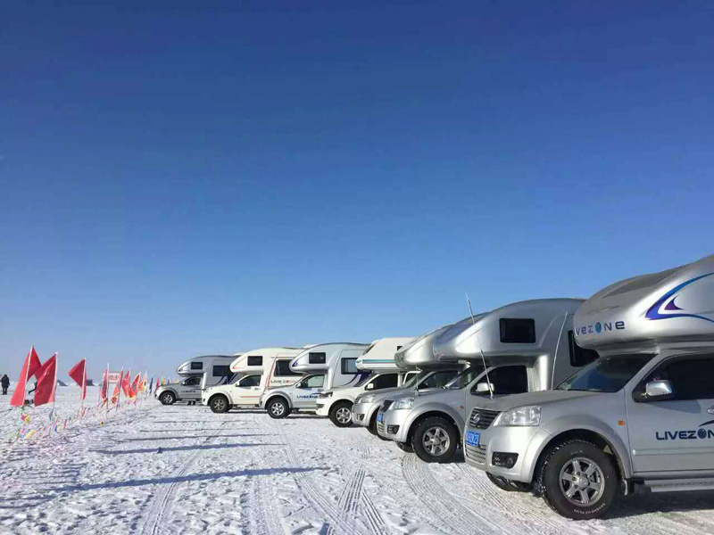 踏雪前行，房車也能雪地越野