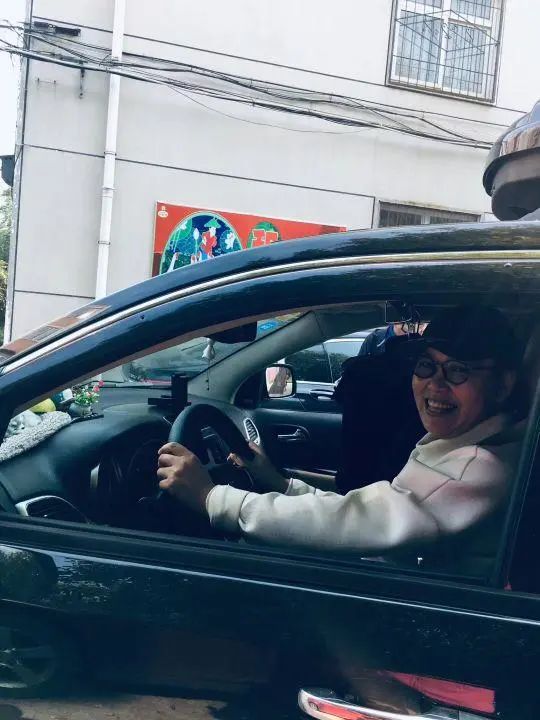 58歲的她，自駕房車旅居，一人兩犬，活成了自己喜歡的樣子