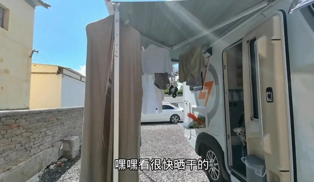 58歲的她，自駕房車旅居，一人兩犬，活成了自己喜歡的樣子